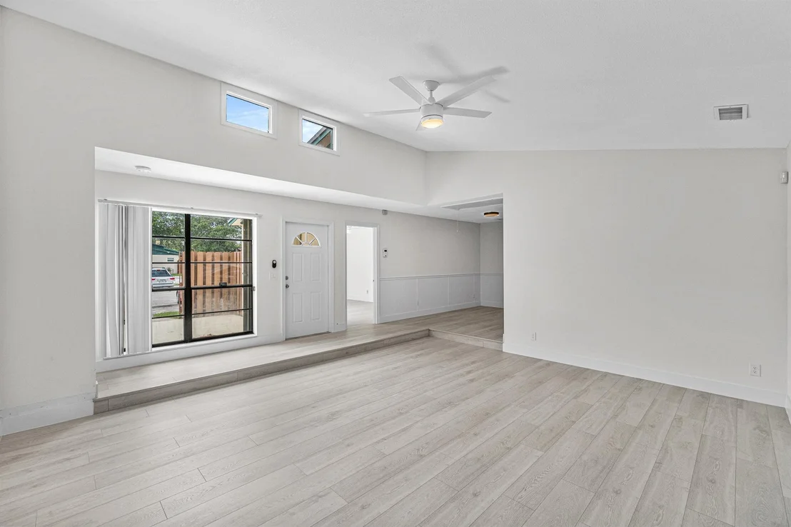 Photo of 1004 Manor Drive
