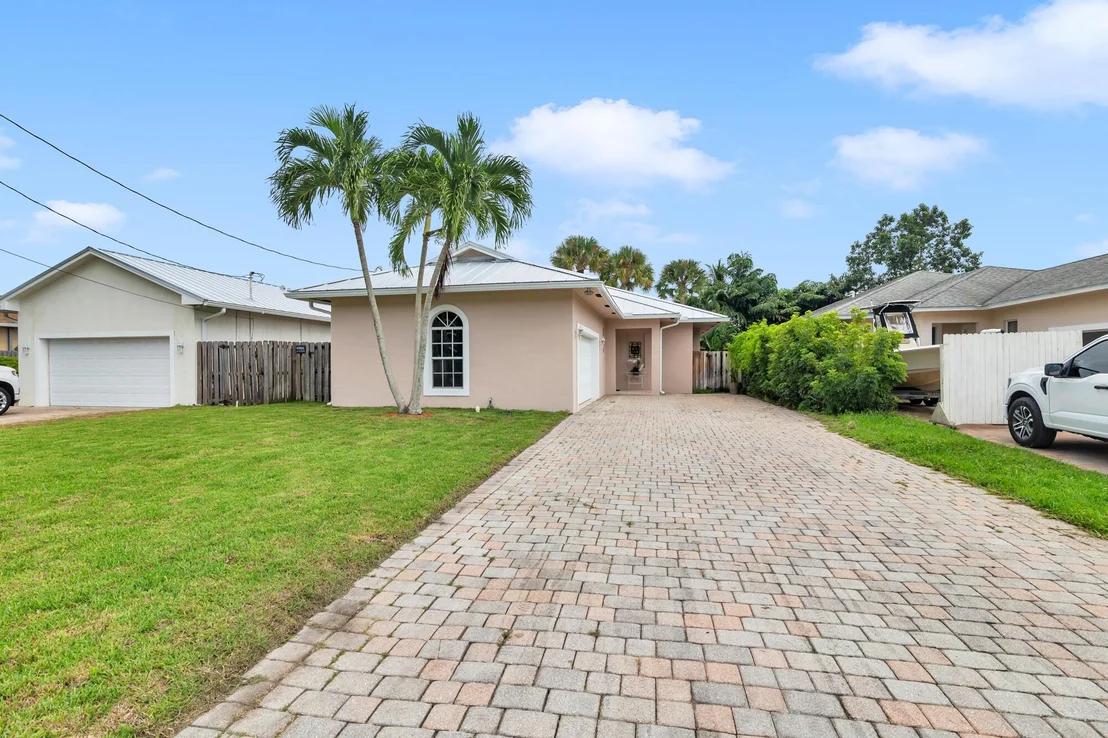 Photo of 17684 Cinquez Park Road W