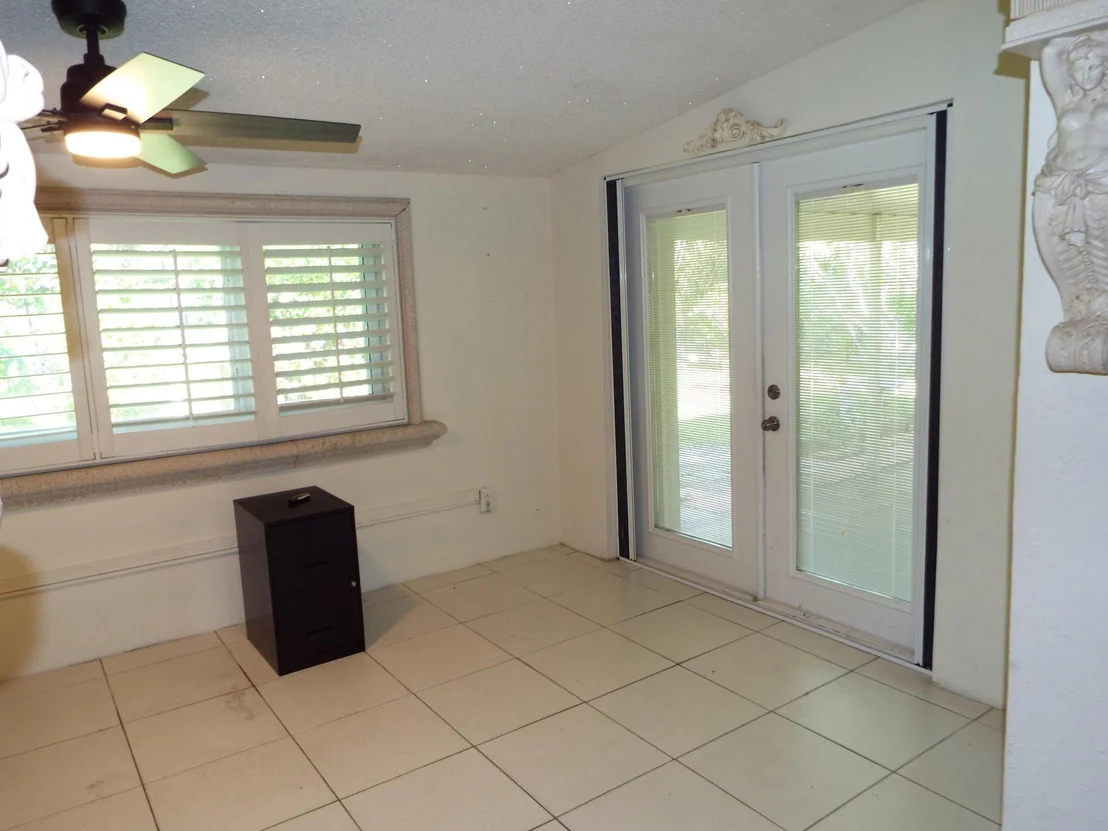 Photo of 490 SE 3rd Avenue