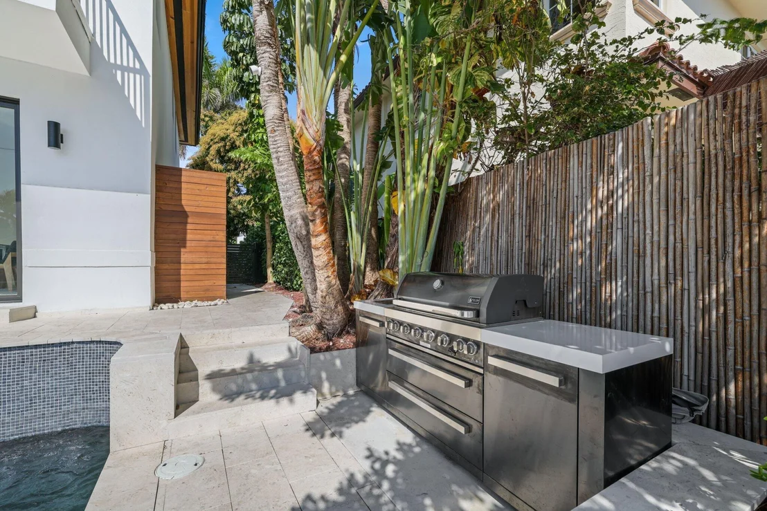 Photo of 680 NE 29th Place