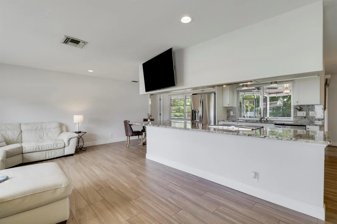 Photo of 612 Oak Ter Terrace