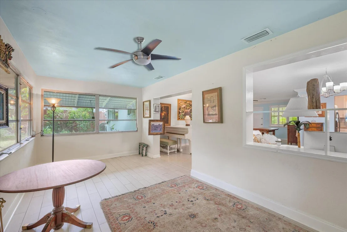 Photo of 117 E Riverside Drive