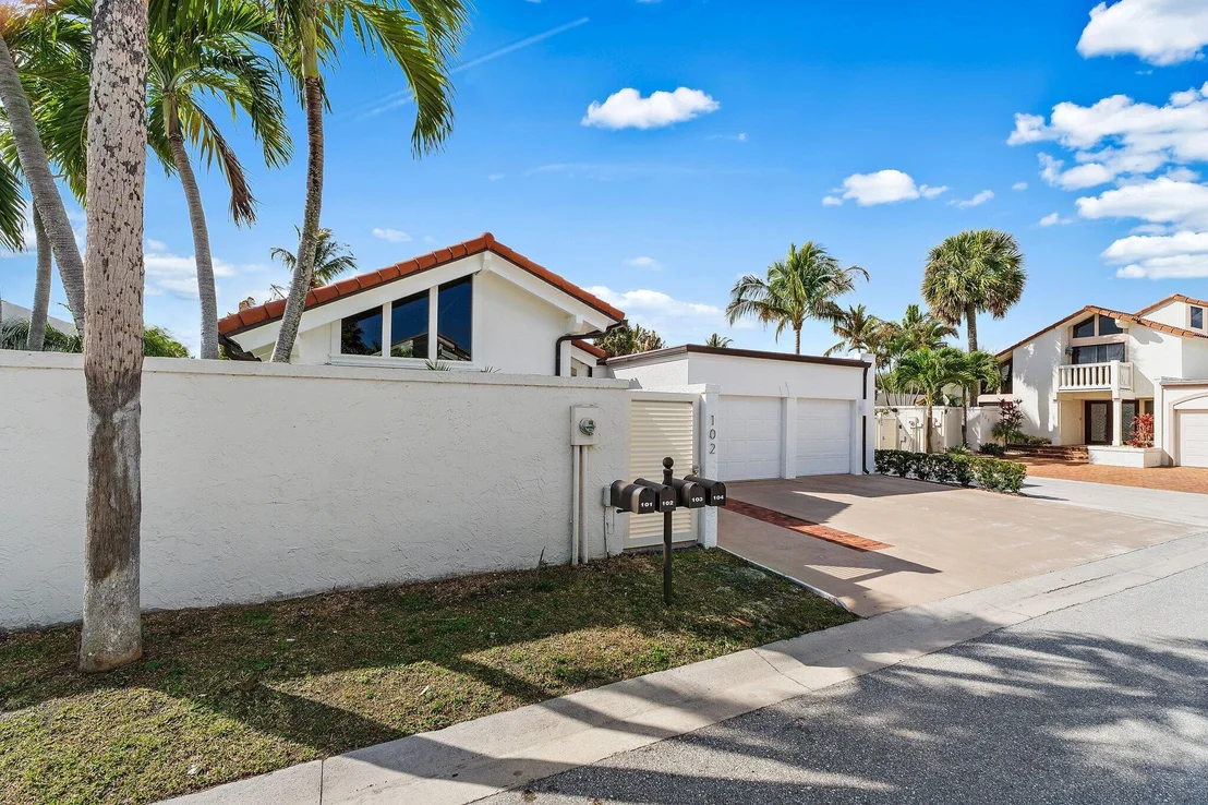 Photo of 102 W Sandpiper Circle