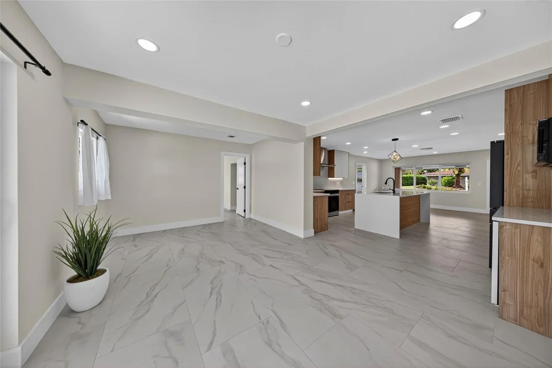 Photo of 230 SE 3rd Avenue