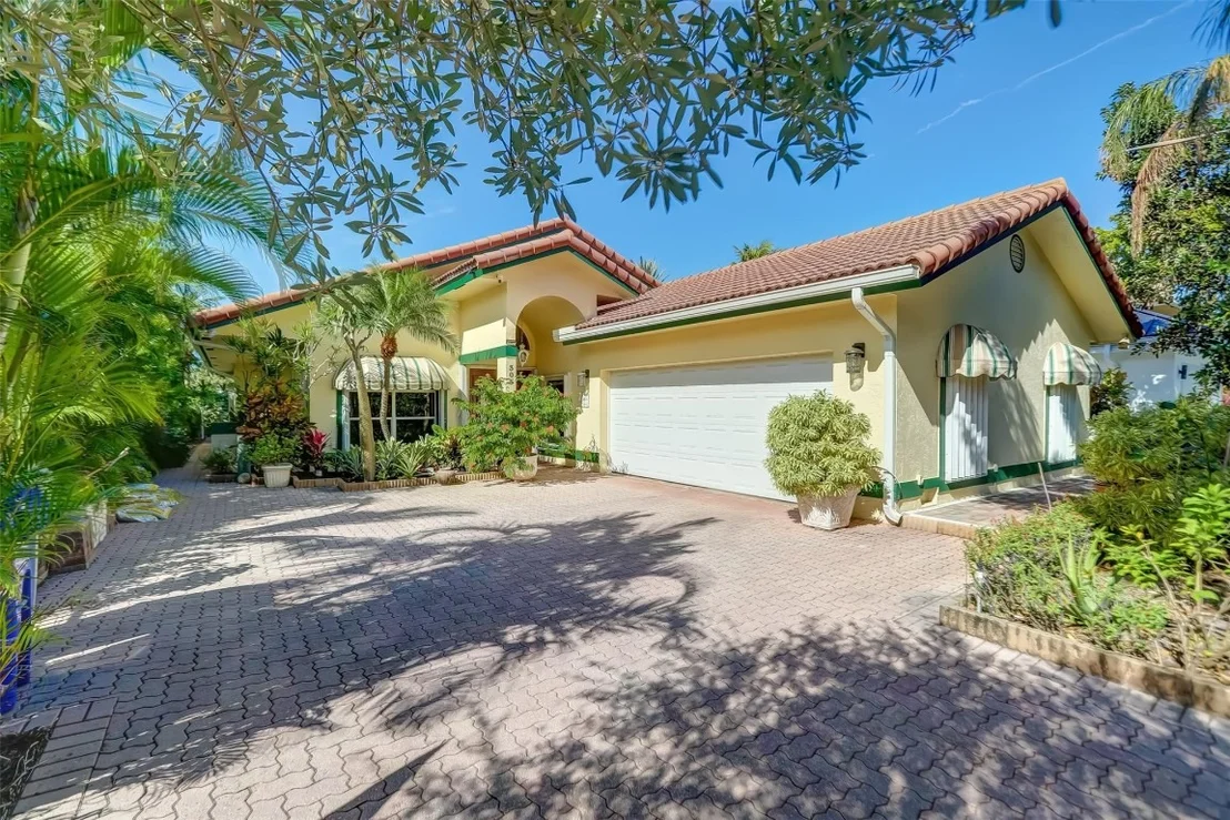 Photo of 305 S Riverside Drive