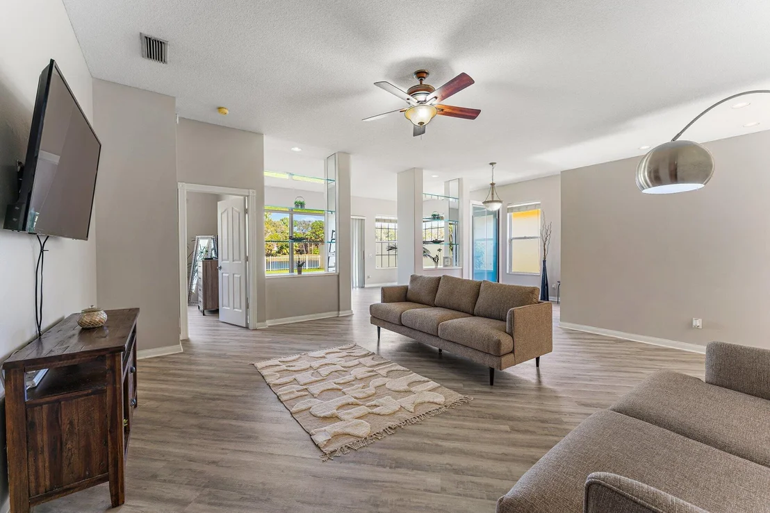 Photo of 100 Hampton Circle