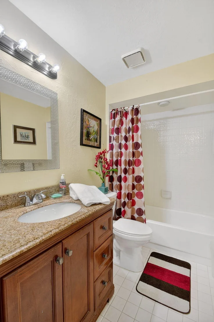 Photo of 7147 Le Chalet Boulevard