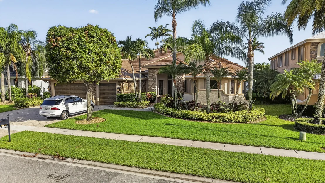 Photo of 10715 Versailles Boulevard