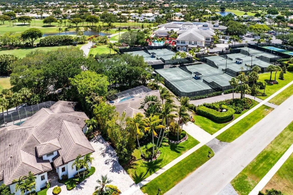 Photo of 4590 Live Oak Boulevard