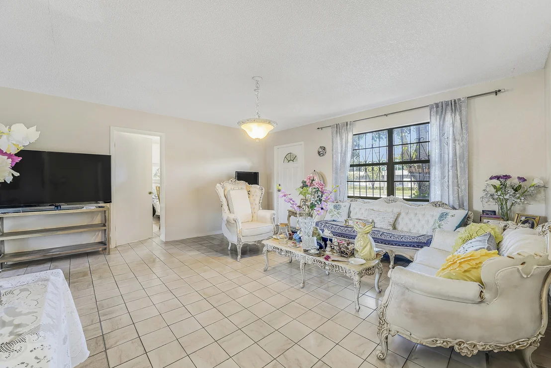 Photo of 2822 Summit Boulevard