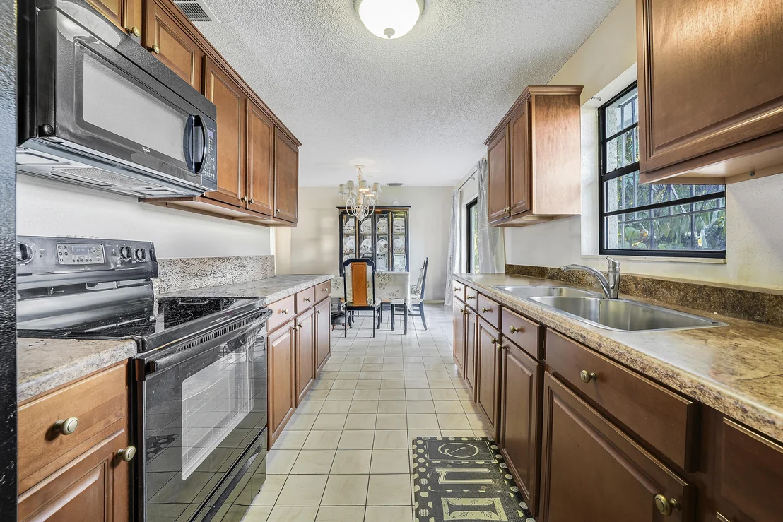 Photo of 2822 Summit Boulevard