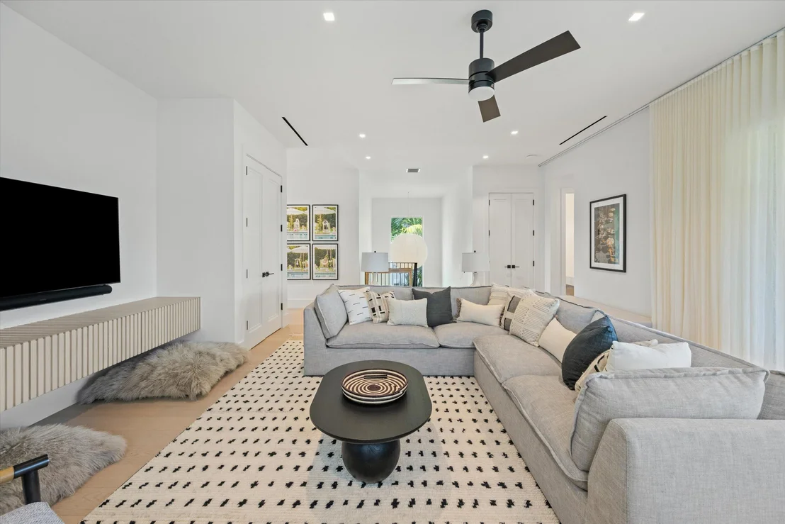 Photo of 745 Park Drive W