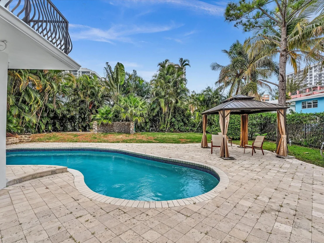 Photo of 518 N Riverside Drive