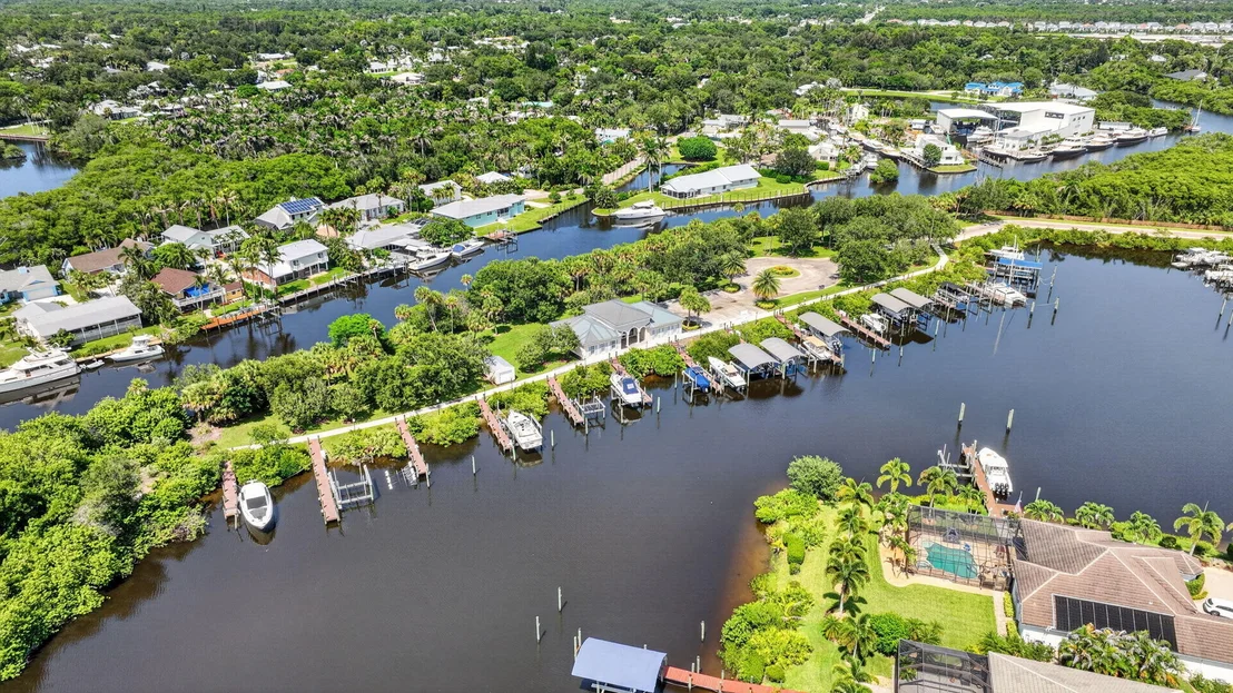 Photo of 755 SW RIVER BEND Circle