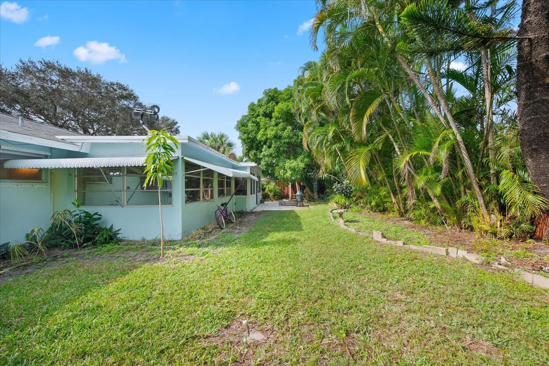Photo of 117 E Riverside Drive