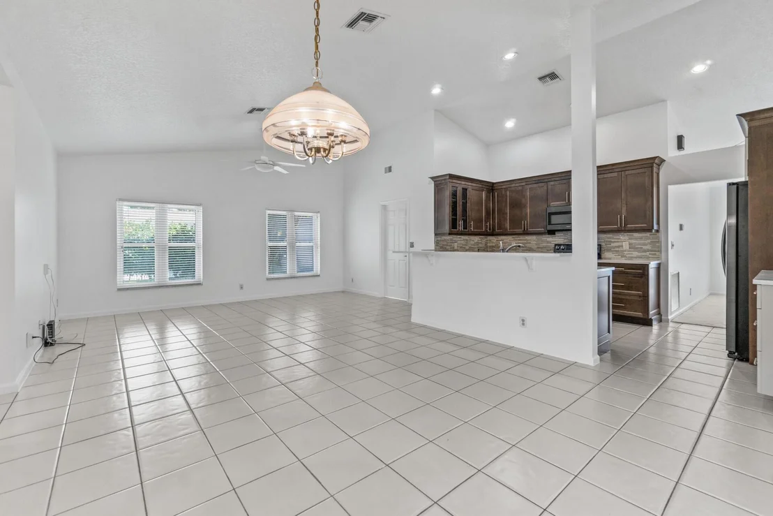 Photo of 18330 Lake Bend