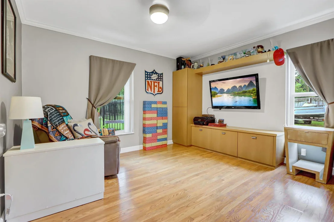 Photo of 801 NW 8th Way