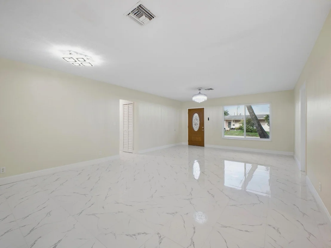 Photo of 1421 Crest Drive