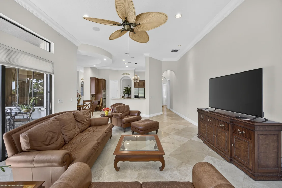 Photo of 10715 Versailles Boulevard