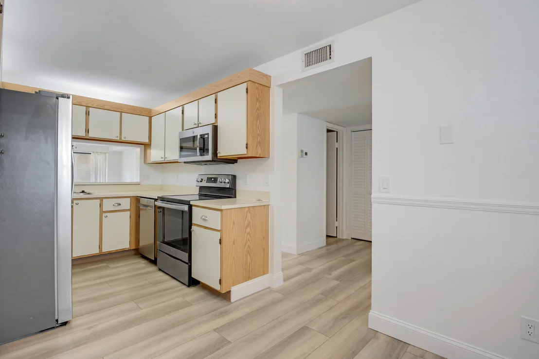 Photo of Unit F at 901 Pinecrest Circle