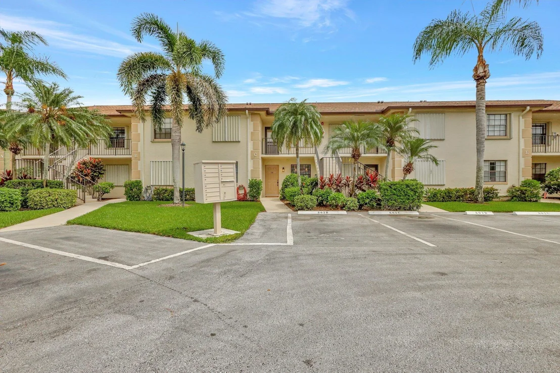 Photo of Unit C at 801 Pinecrest Circle