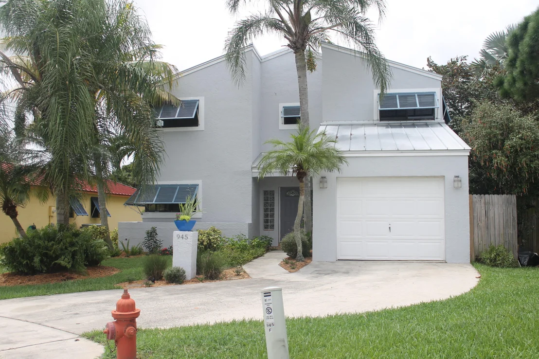 Photo of 945 NW Le Grace Circle