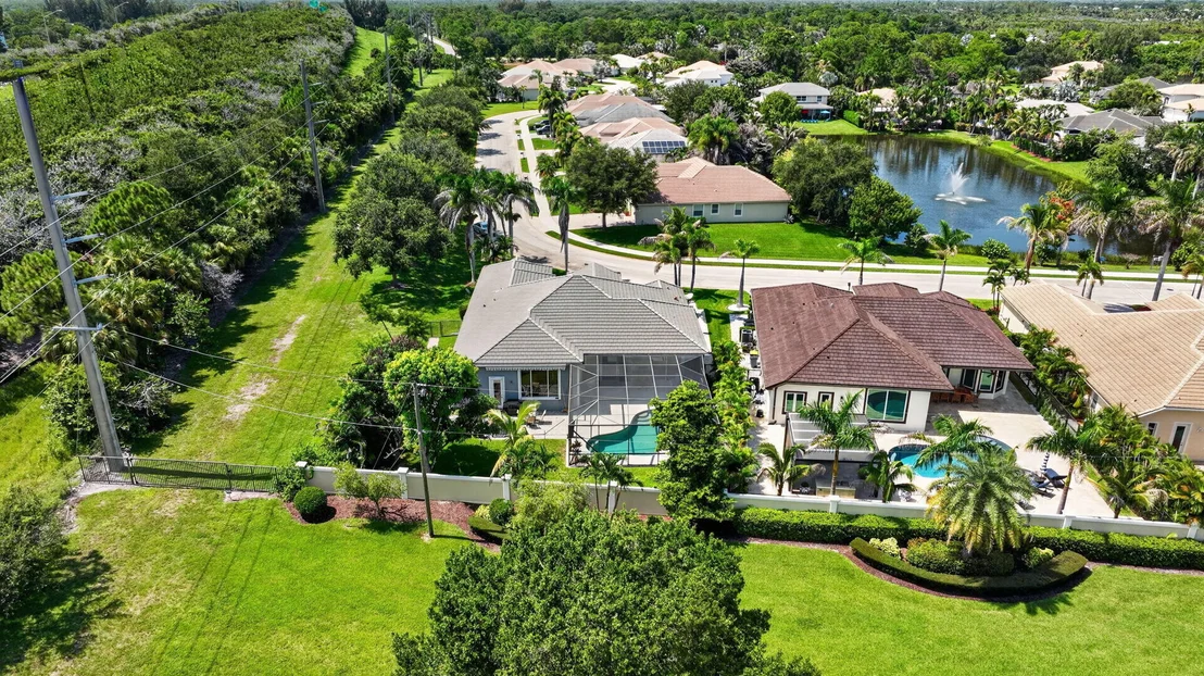 Photo of 755 SW RIVER BEND Circle