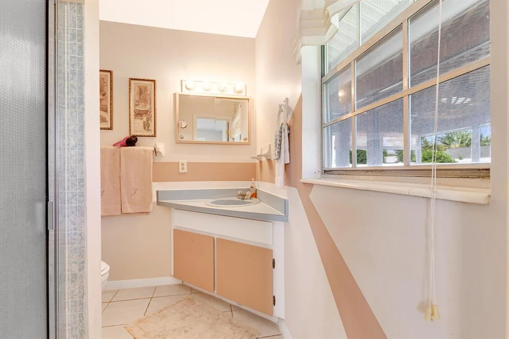Photo of 115 W Beverly Rd