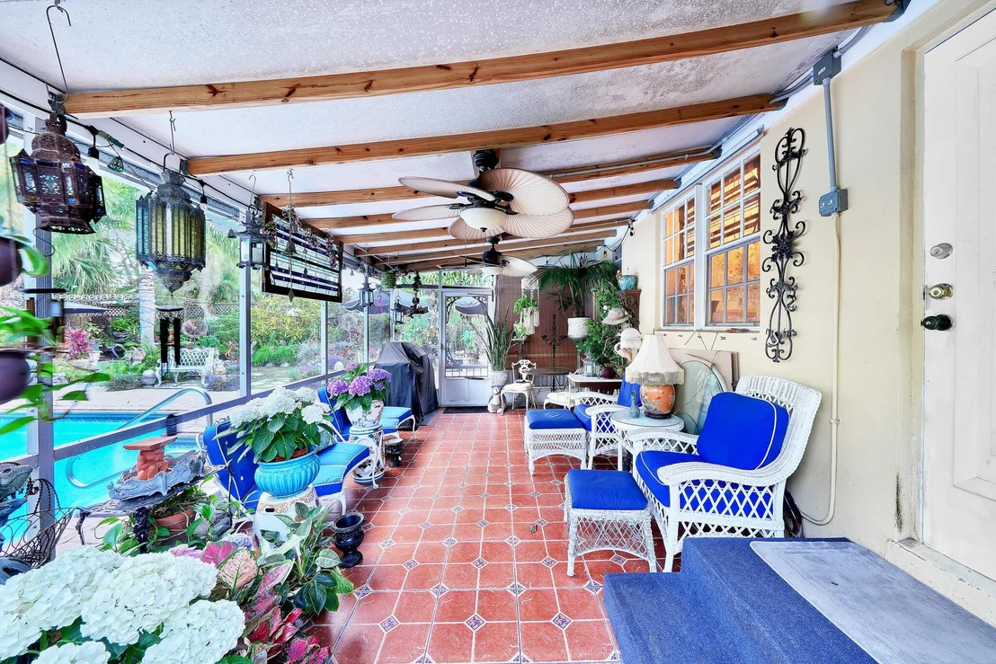 Photo of 910 Sylvan Lane