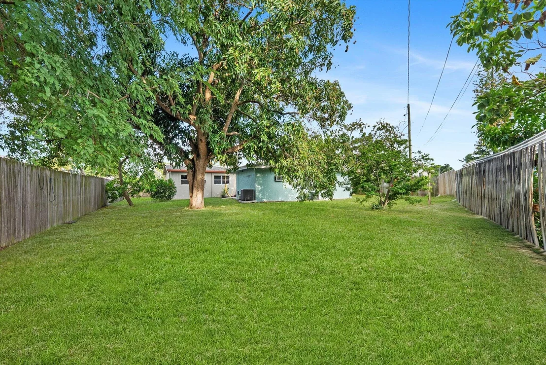 Photo of 2831 N Seacrest Boulevard