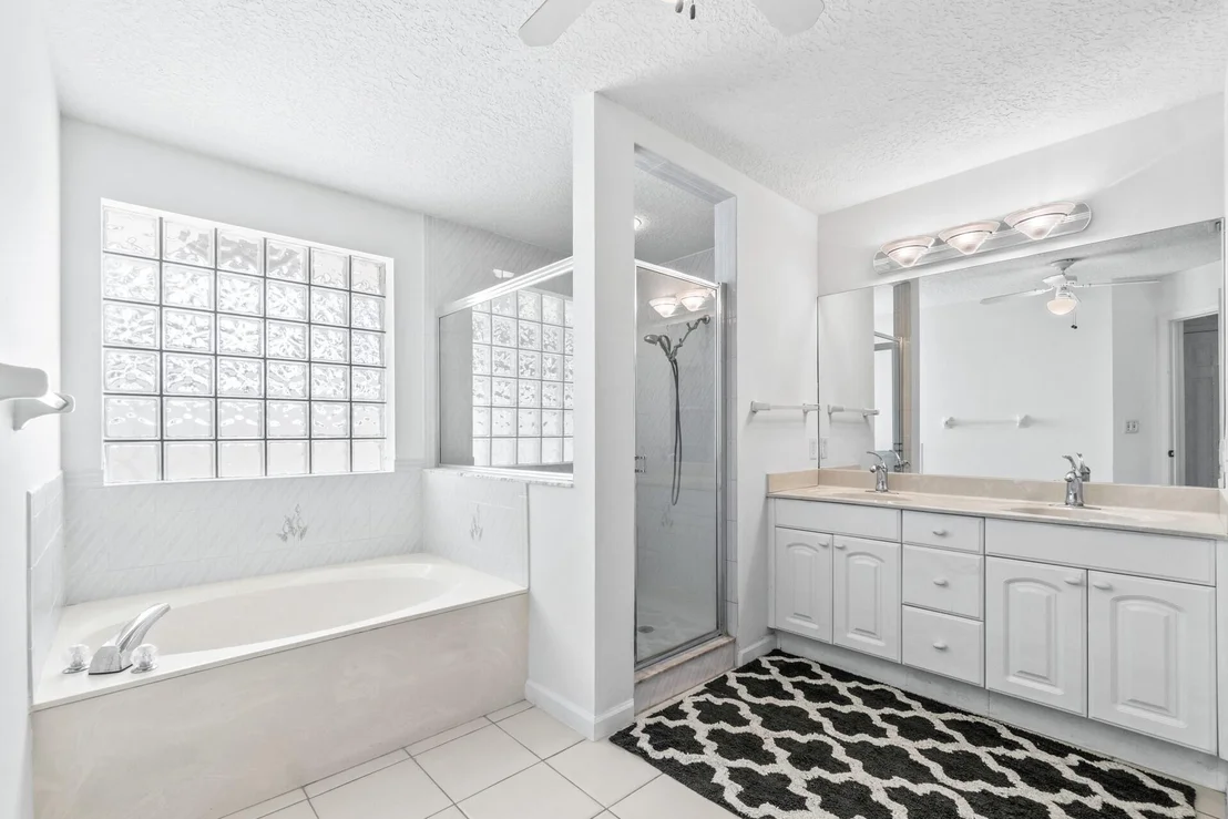Photo of 18330 Lake Bend