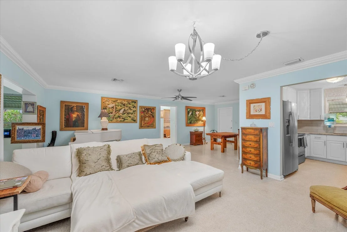 Photo of 117 E Riverside Drive