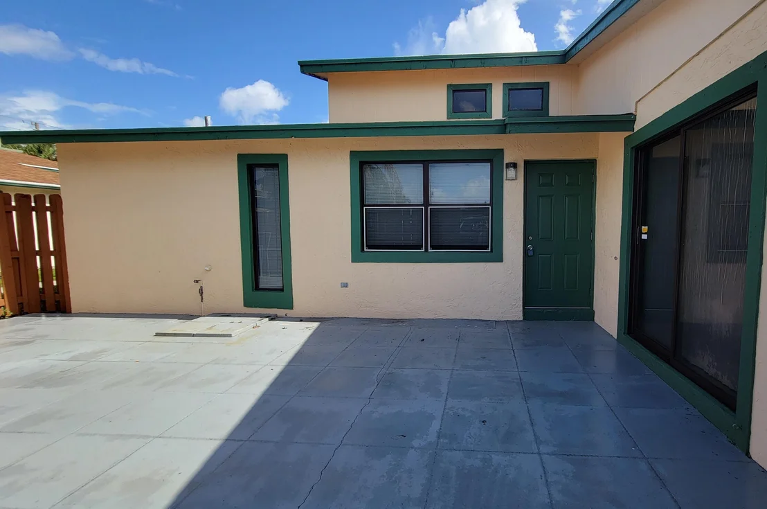 Photo of 1096 Manor Drive