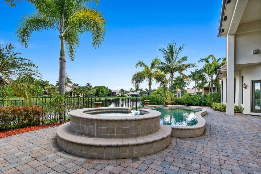 Photo of 10775 Versailles Boulevard
