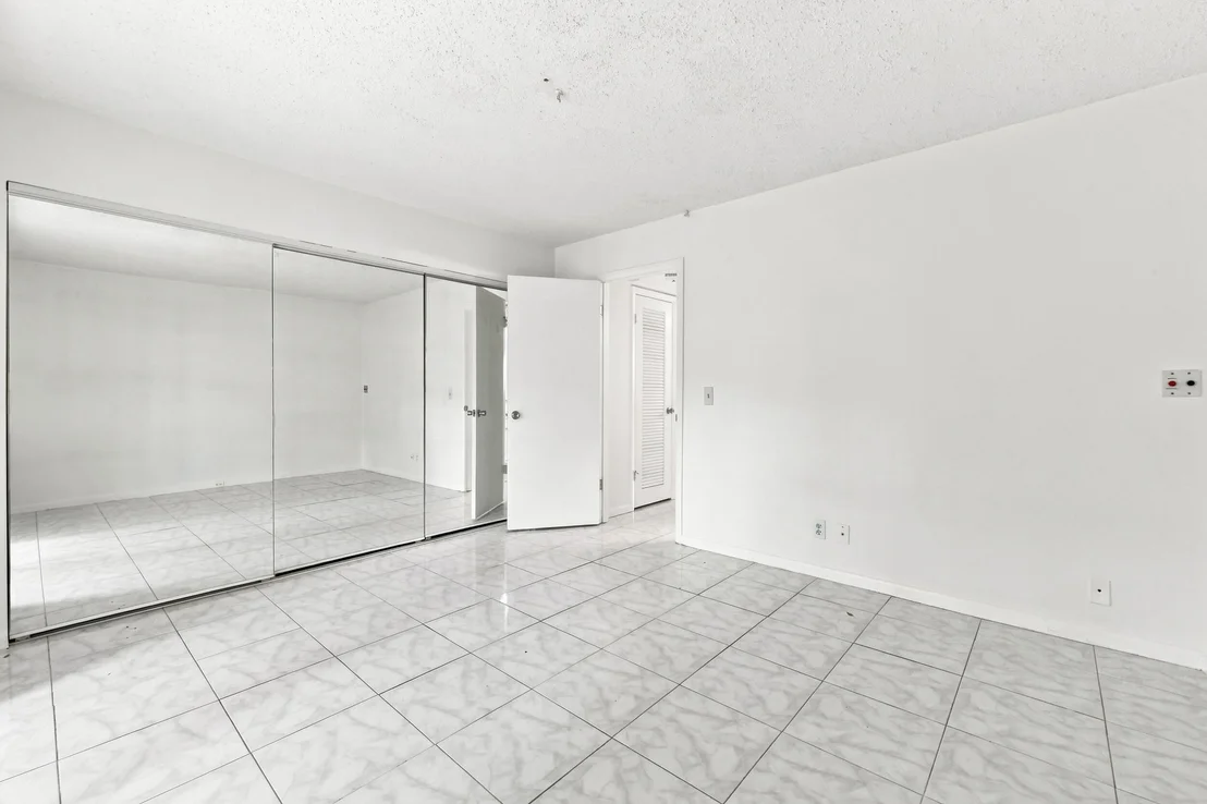 Photo of Unit 310 at 310 OAKRIDGE R Court