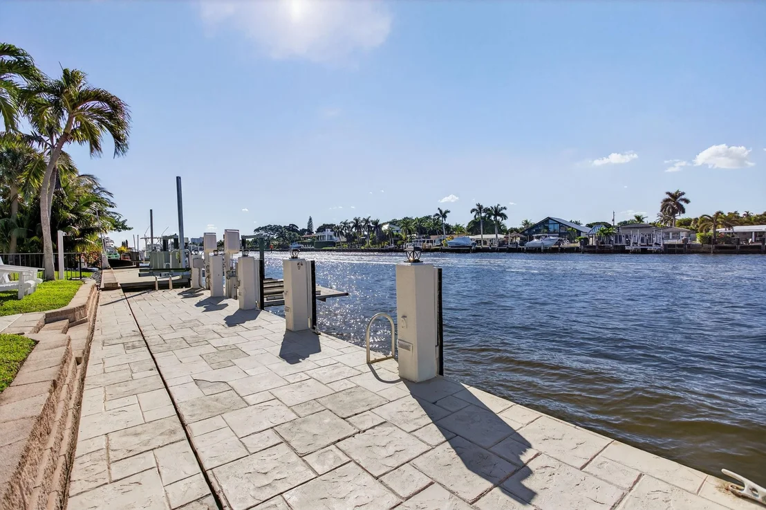 Photo of 513 S Riverside Drive