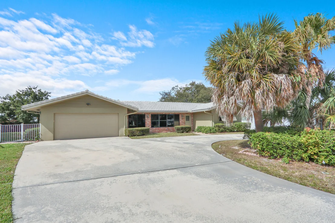 Photo of 563 NW 13th Drive