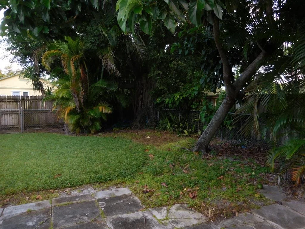 Photo of 830 Colonial Road