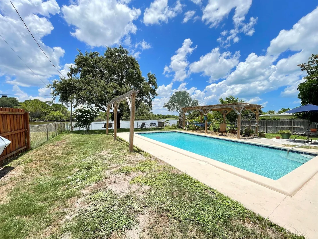 Photo of 886 Schumann Drive