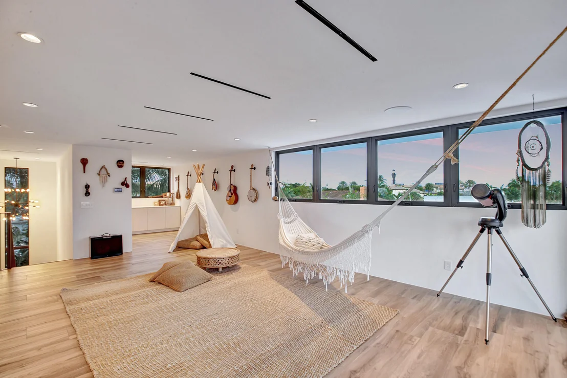 Photo of 3421 Beacon Street