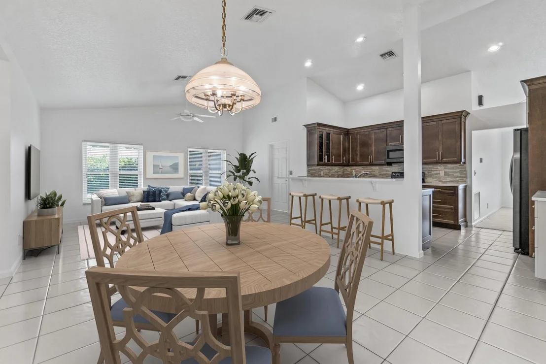 Photo of 18330 Lake Bend