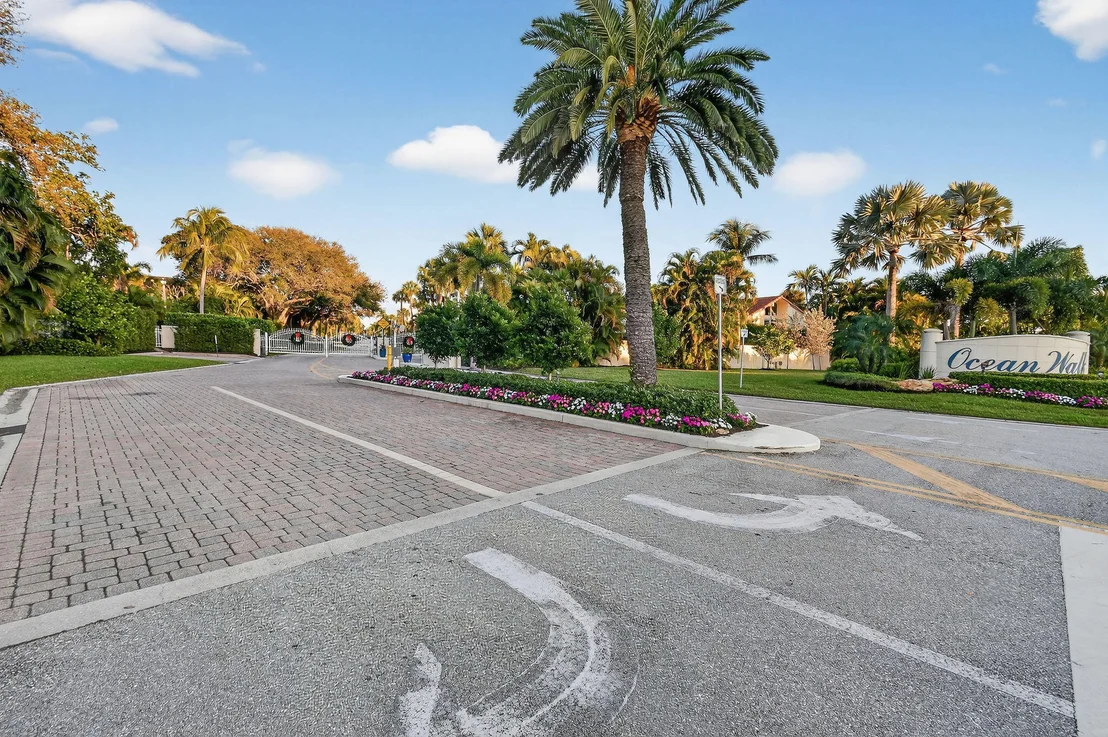 Photo of 105 W Tarpon Lane