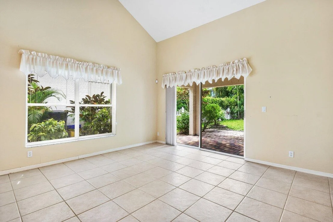 Photo of 542 Canoe Point