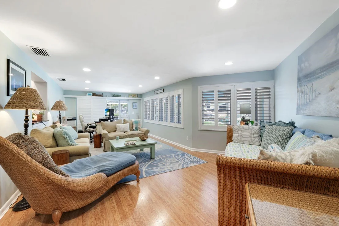 Photo of 5237 Del Prado Boulevard