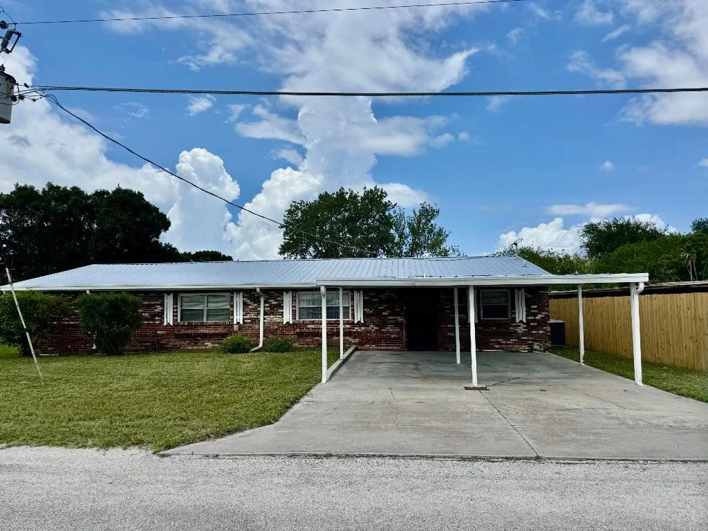 Photo of 1397 Lake Drive W
