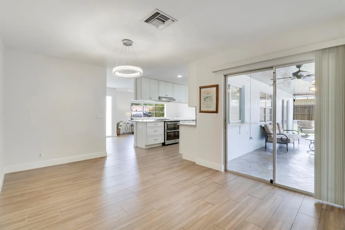 Photo of 612 Oak Ter Terrace
