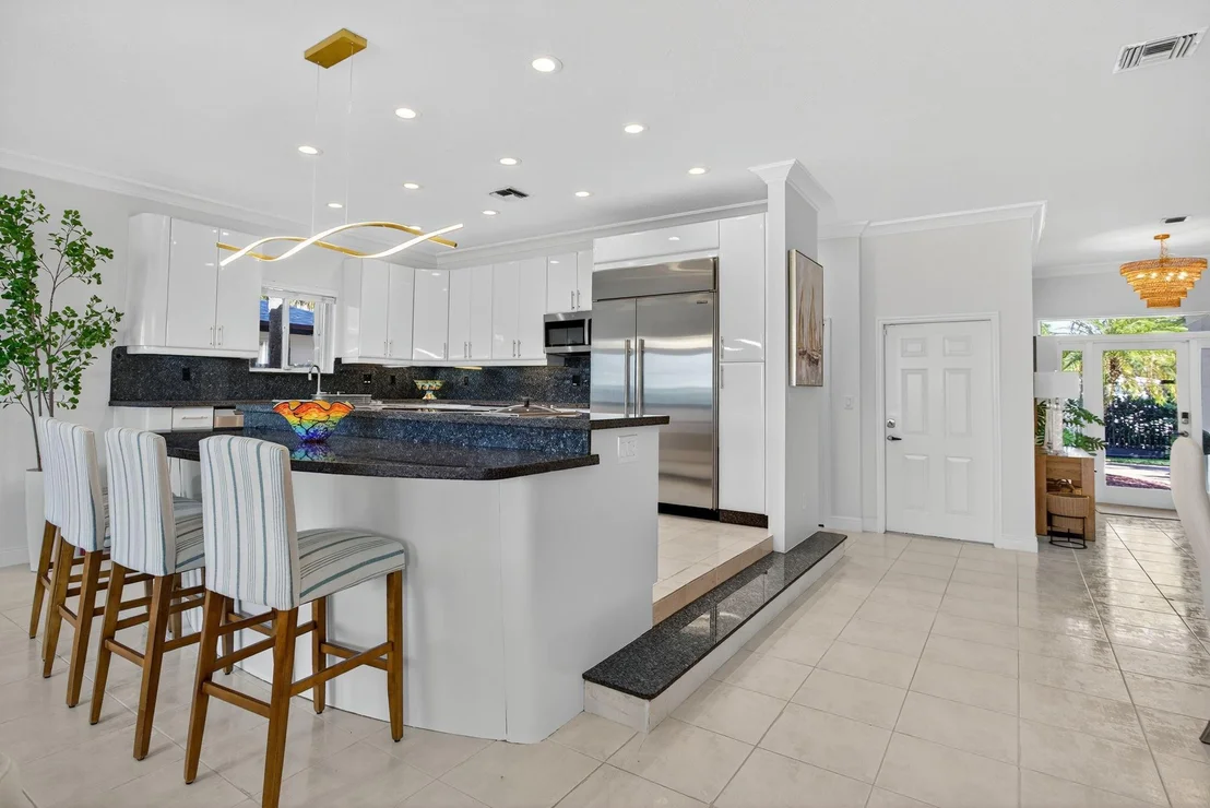 Photo of 513 S Riverside Drive