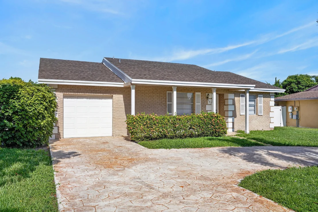 Photo of 702 PLACE TAVANT