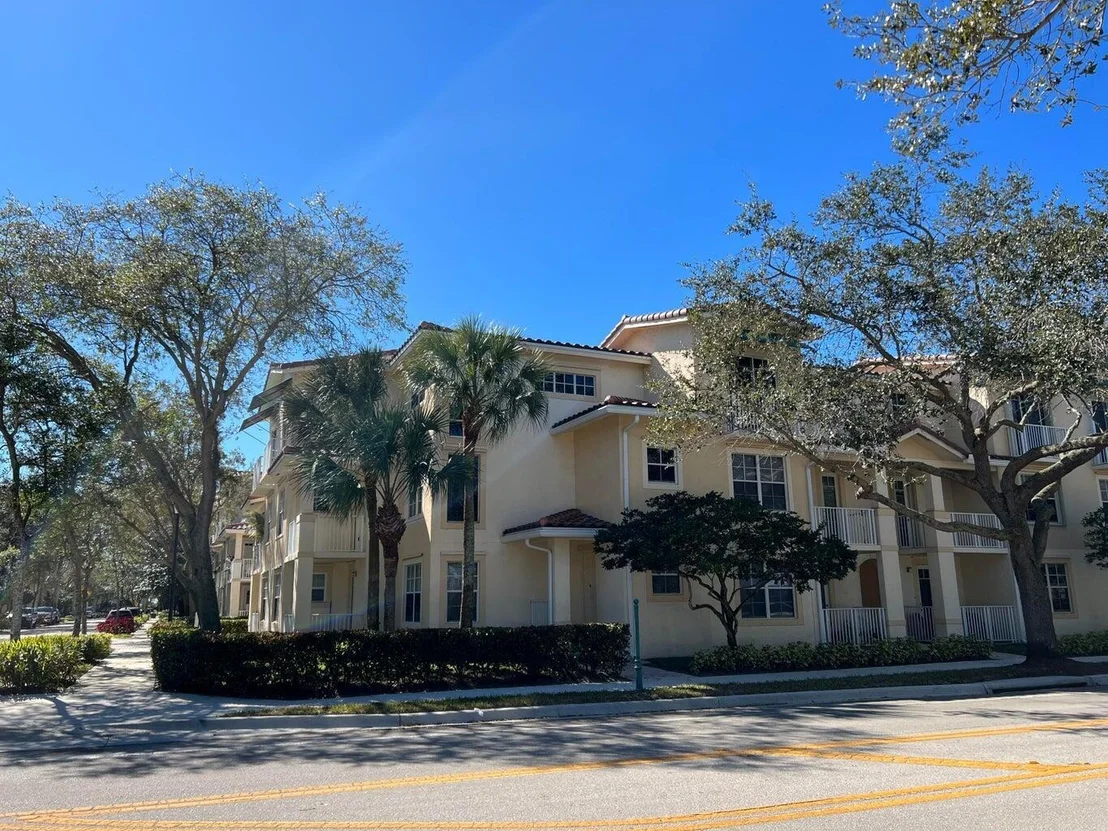 Photo of Unit 21 at 1116 University Boulevard