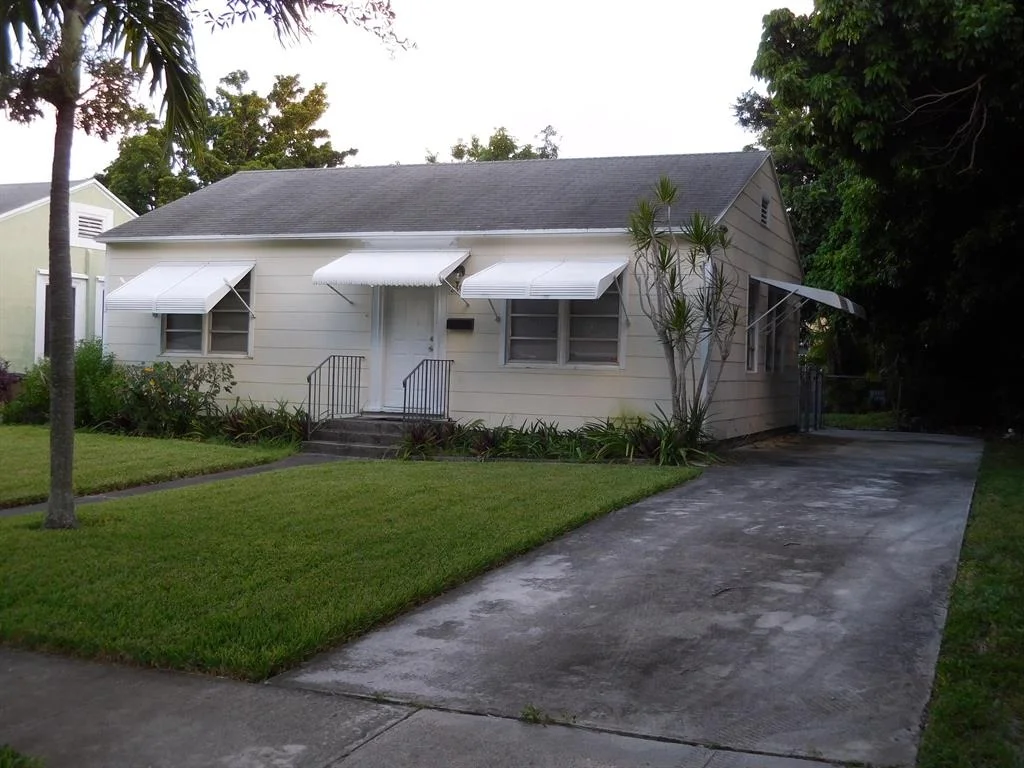 Photo of 830 Colonial Road